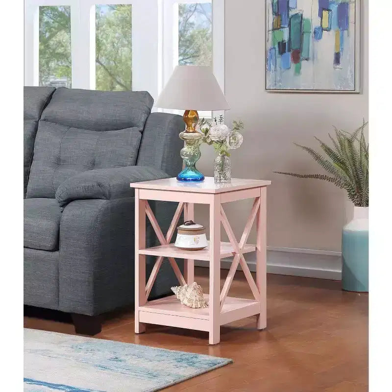 Table d'appoint avec trois étagères ouvertes spacieuses et des panneaux décoratifs en forme de X, une table d'appoint de rangement élégante pour la décoration du salon