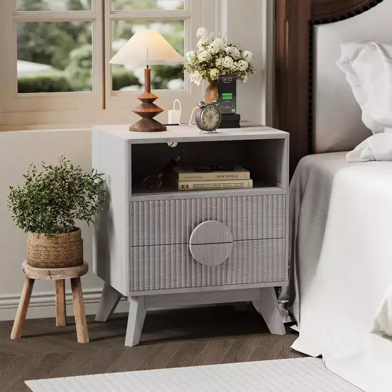 Table de chevet cannelée, table de chevet haute en bois avec ports USB et prises de courant, 2 tiroirs et étagère ouverte, table d'appoint moderne pour chambre à coucher